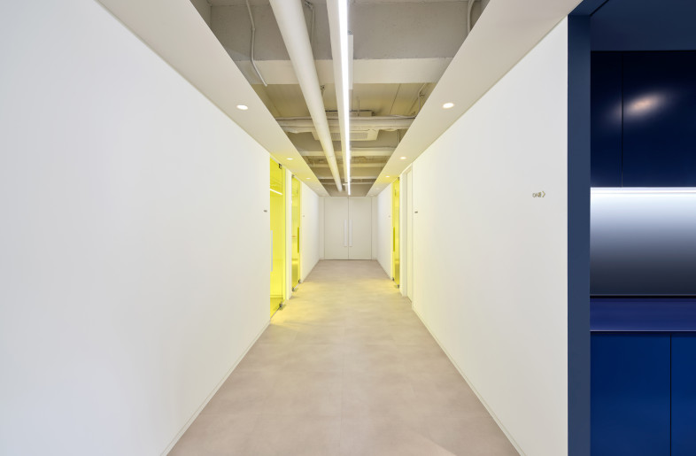 the corridor outside the meeting room, we used the logo colors YELLOW and NAVY in the workspace to ensure that work and relaxation are clearly separated. - studio tom