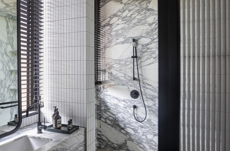 Master Bathroom – Accentuated by black bathroom fittings paired with the timeless Arabescato Marble, famed for its dramatic black veins against a pure white backdrop. - Triston Yeo