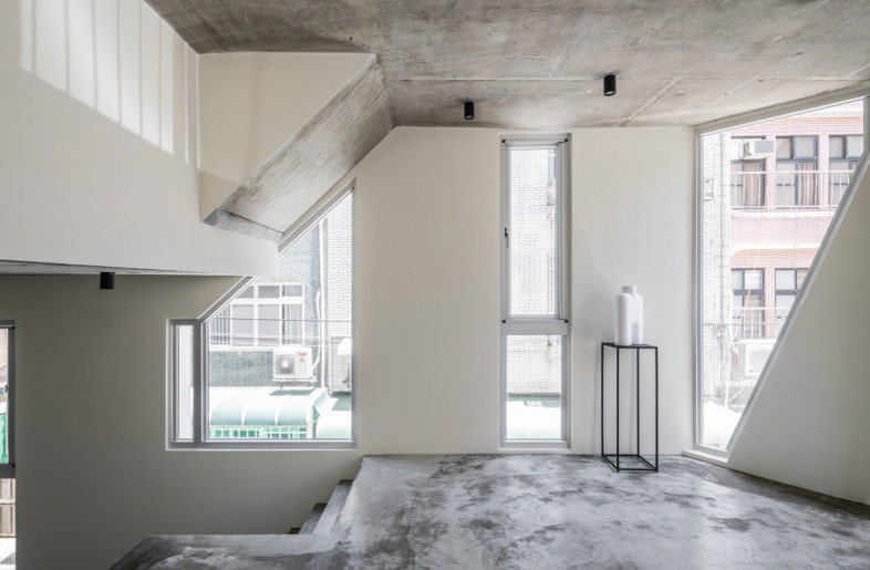 Through the windows framing the urban context and merging the living scene with the city - YHLAA