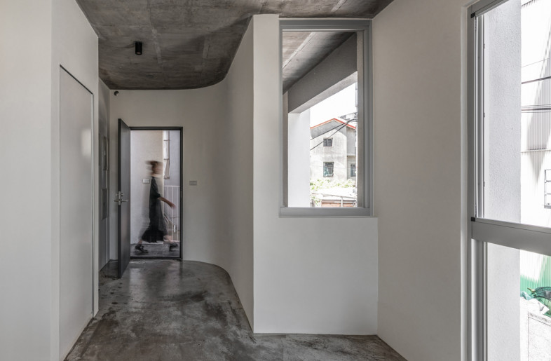 Through the windows framing the urban context and merging the living scene with the city - YHLAA