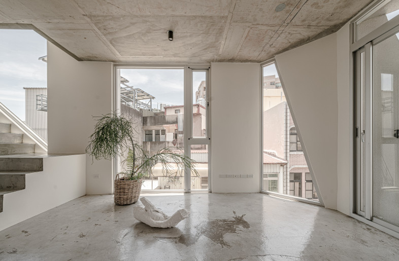 Through the windows framing the urban context and merging the living scene with the city - YHLAA