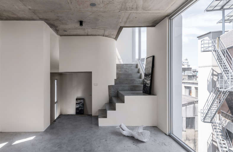Through the windows framing the urban context and merging the living scene with the city - YHLAA
