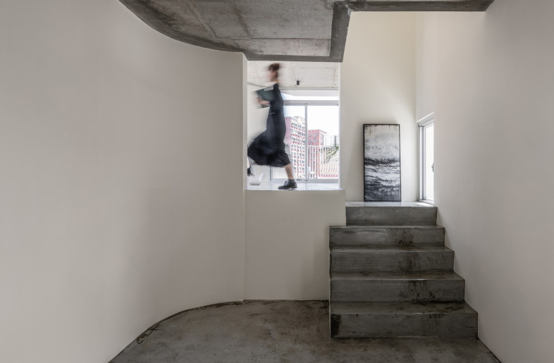 Through the windows framing the urban context and merging the living scene with the city - YHLAA