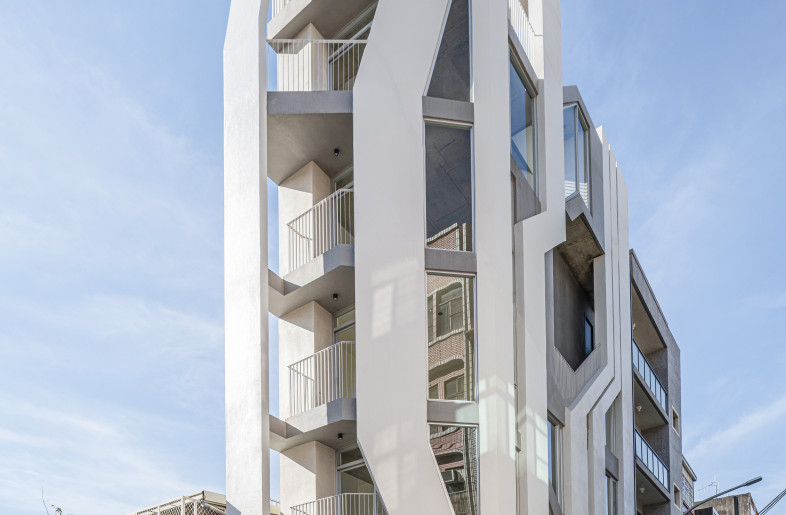 Architecture is a pure geometry - YHLAA