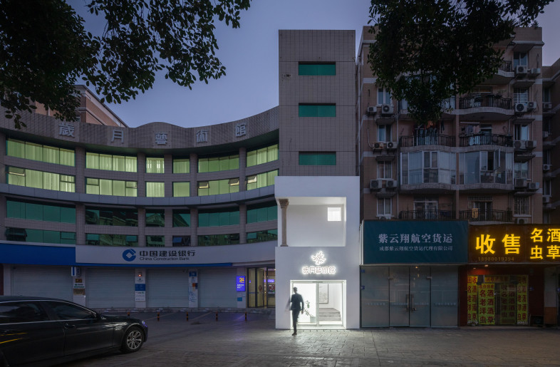 With the surrounding community - ©Su Shengliang