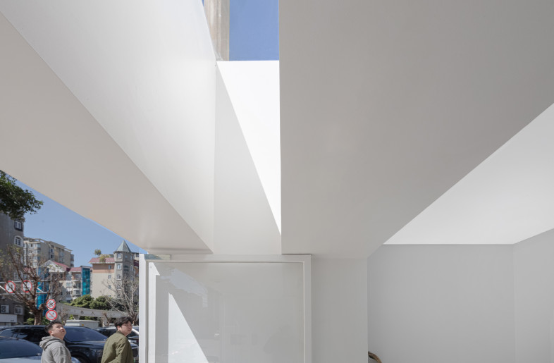 Internal and external spatial relationships (Solve the problem of the low entrance, and break the limitation of the original structure) - ©Su Shengliang