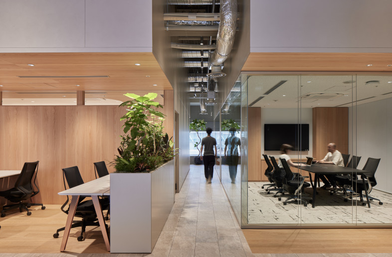 Cultivate Floor 3 The passage carved out of the volume clearly expresses the concept of space. - Nacása & Partners Inc. Keita Yamamoto