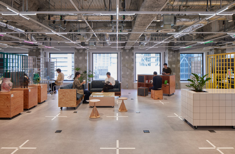 Create Floor 2 Functional furniture such as sofas, tables, and bookshelves can also be moved with casters, allowing the layout to be changed freely. - Nacása & Partners Inc. Keita Yamamoto