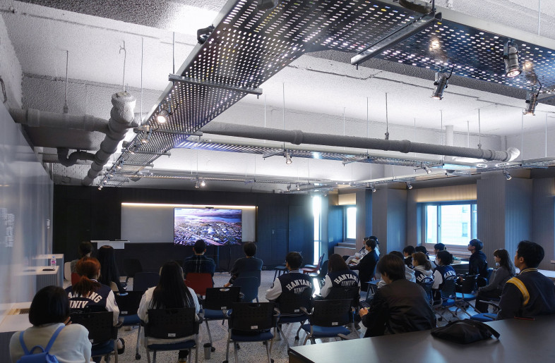 Flexible space utilization : Hosting Online Lecture - ChangyeobLee