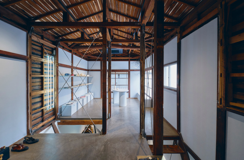 the existing walls are painted gray and the floor is plastered, contrasting the existing wooden frame - Masanori Kaneshita