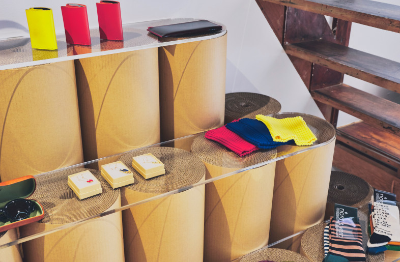 glass shelves rest upon rolls of card - Masanori Kaneshita