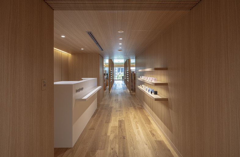 View of the salon from the entrance - Satoshi Asakawa