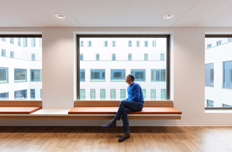 pleasant seating areas overlooking a patio - Hanne van der Woude
