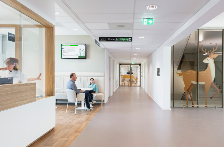 Waiting room children's department - Hanne van der Woude