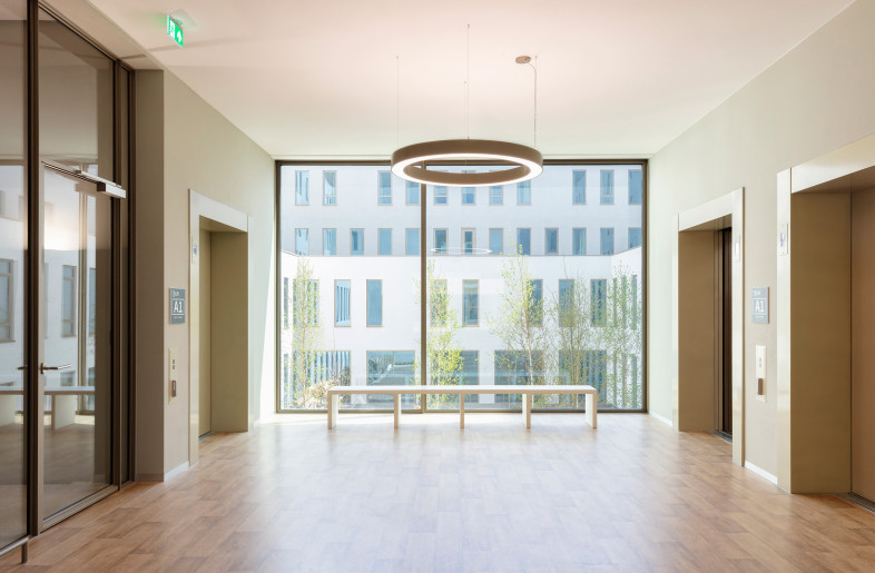 Lift area with a generous window overlooking the patio - Hanne van der Woude