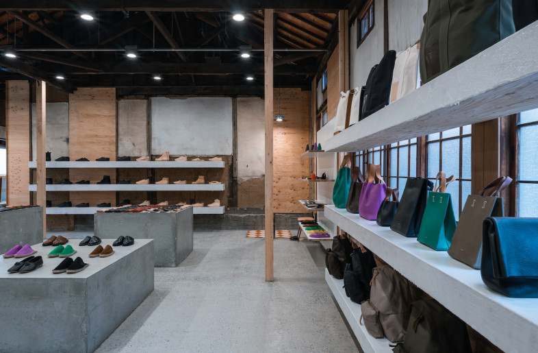 The fixtures are detachable from the original structure, so as to leave it unchanged. - Toha