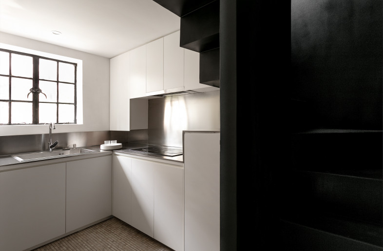 kitchen and the staircase - SHISUO design office