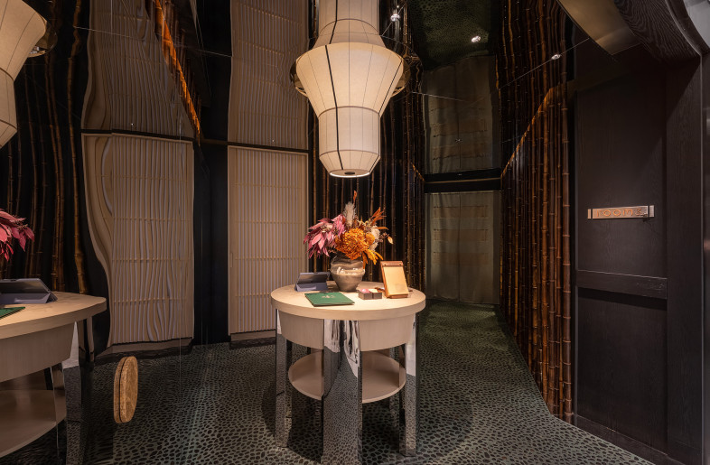 the dramatic entrance that distinguishes the modern Japanese bar from the traditional Kappou counter - Steven Ko Interior Photography