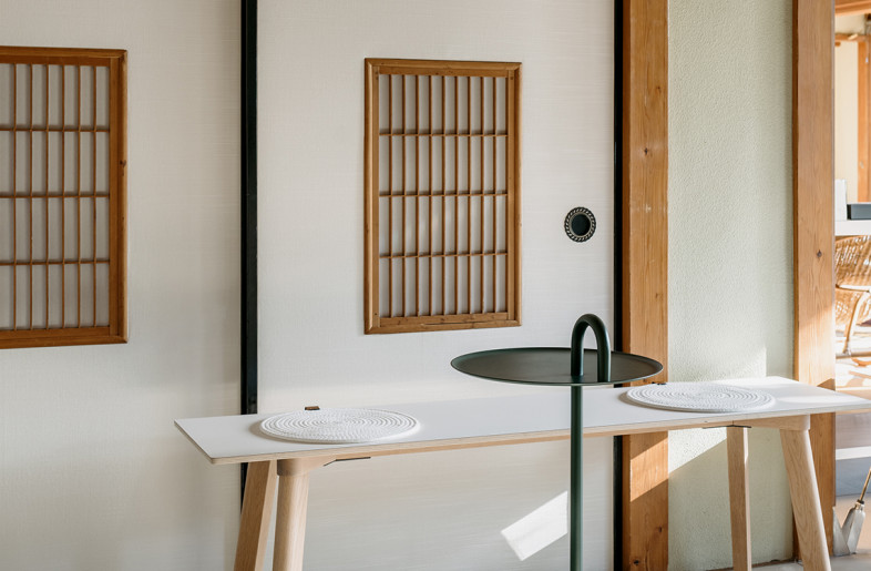 Modern furniture in harmony with old Japanese style walls - Yoshiro Masuda