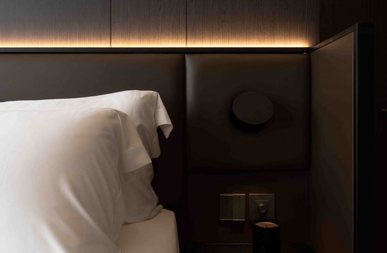 The harmonious interplay of brown leather, dark wood and fabric sets the tone for a calm atmosphere. - Ng Ci En