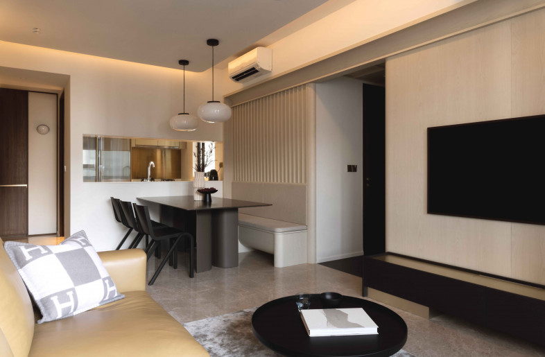 Concave frames extending across the living and dining areas create a visually cohesive element, fostering a communal environment for family bonding. - Ng Ci En