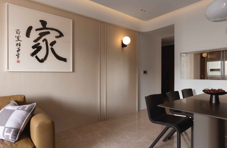 Calligraphy art piece featuring the word '家' by local artist Lim Tze Ping. It was a piece commissioned by the homeowner as home holds a special place in his heart, and this single word has more significance than any other painting. - Ng Ci En