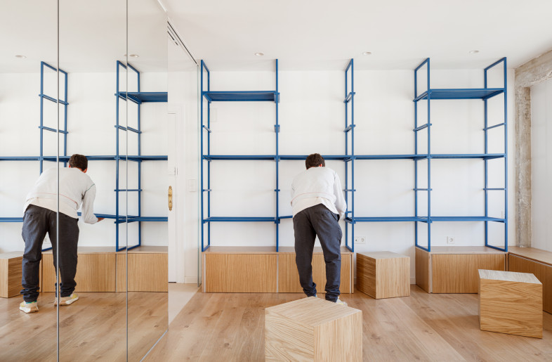 In the adjacent living room, where the mirrored volume is also visible, an oak wood storage unit was custom built for the space, freeing up the centre of each space. - Aitor Estevez