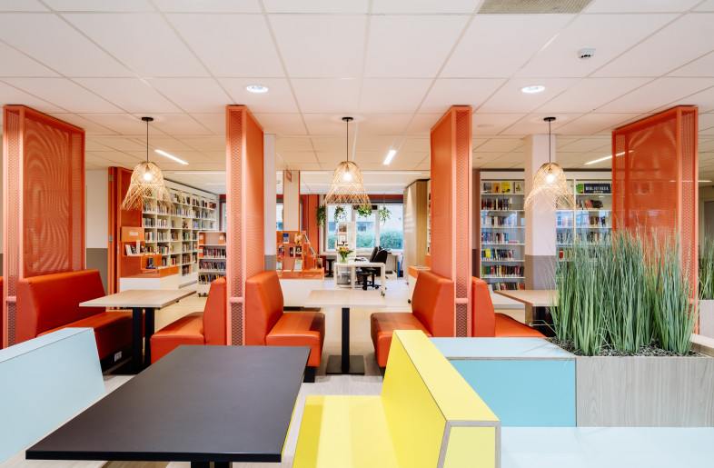The colourful design combined with lots of green plants  - Interior design Northgo College - KuóStudio - Photography by Sven Verbruggen