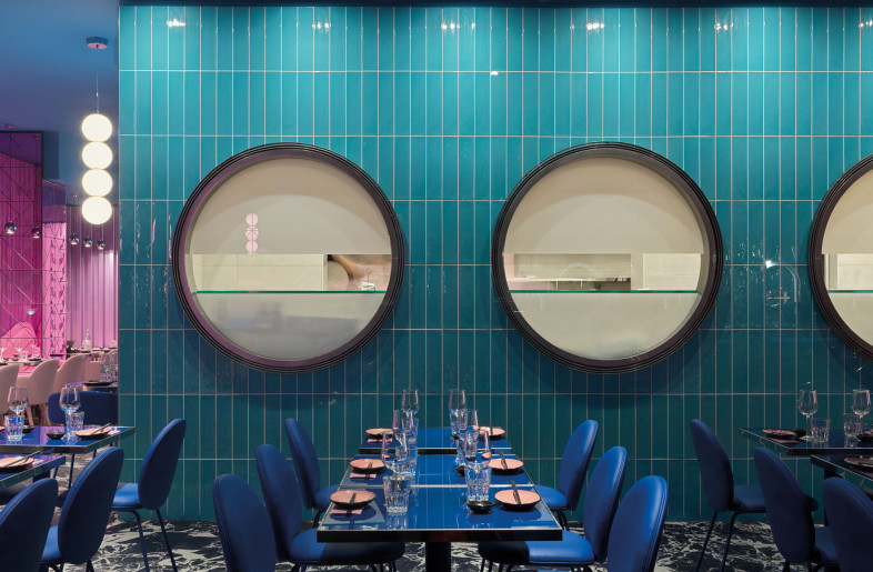 The sushi bar, with its large portholes, constitutes the connecting element between the two areas of which the venue is composed. - Matteo Piazza