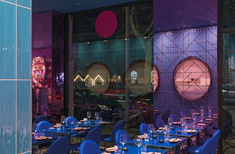 The restaurant is a fluid environment where mirrored surfaces flutter above the floor with large black and white fragments. - Matteo Piazza