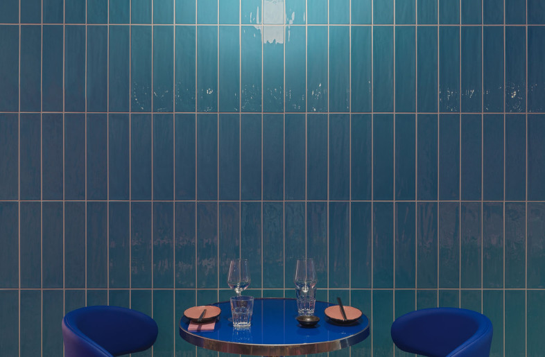 The walls are wrapped in a fluid enamelled surface that recalls the movement of water. - Matteo Piazza