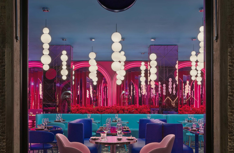 Luminous pearls create a suspended and light atmosphere, emphasized by the multiplication of reflections on the mirrored surfaces and metal coverings. - Matteo Piazza