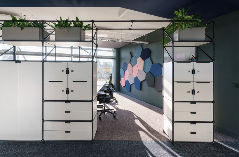 The open space office area with flexible workstations is zoned using modular shelving systems from the Berlin-based manufacturer "System 180" - Peter Margis