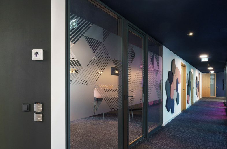 The crystal structure can be found, for example, in the shape of the reception desk, acoustic panels or carpets. - Peter Margis