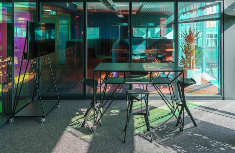 This combination of static and mobile space solutions creates a dynamic and flexible working environment. - Peter Margis
