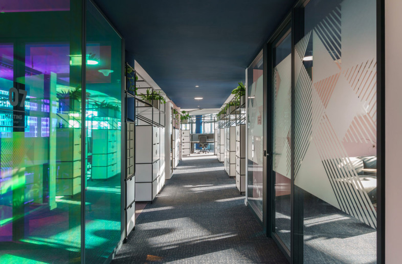 During the course of the day, the sun moves around "Kranzler Eck" and creates a fascinating play of light through the colour-changing foil of the glass cubes. - Peter Margis