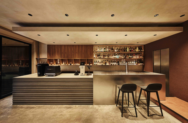 Coffee and alcohol. A symbolic counter that visually and spatially separates two elements. The design uses the mass of lamination and volume as motifs. - KEI OHNAKA