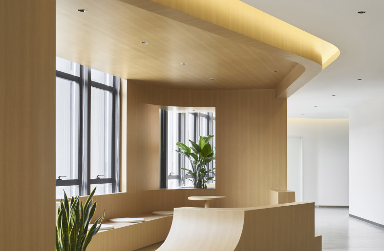 waiting area - Yang Junning