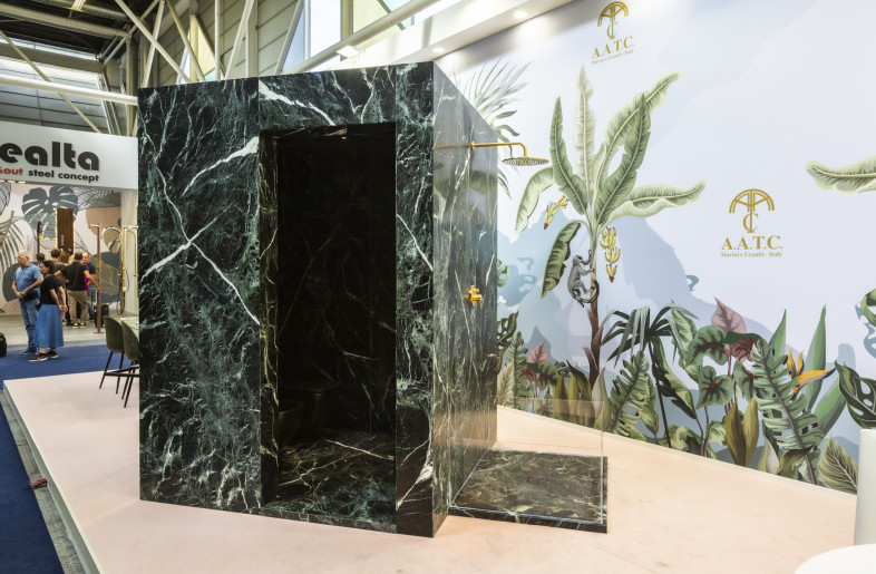 Side view. Access to the interior is guaranteed by a glass door. - Giuseppe Suma