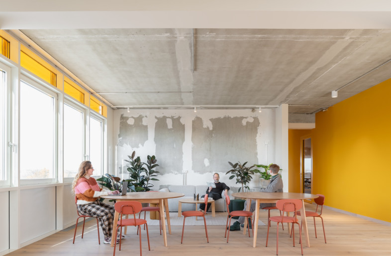 Throughout the interior, the same striking yellow hue was used as an accent colour. - Schnepp Renou