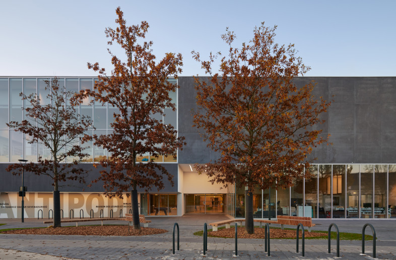 View of the building from the boulevard - Eugeni Pons