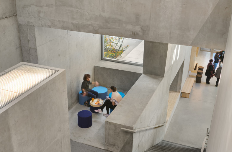 Staircase and social area - Eugeni Pons