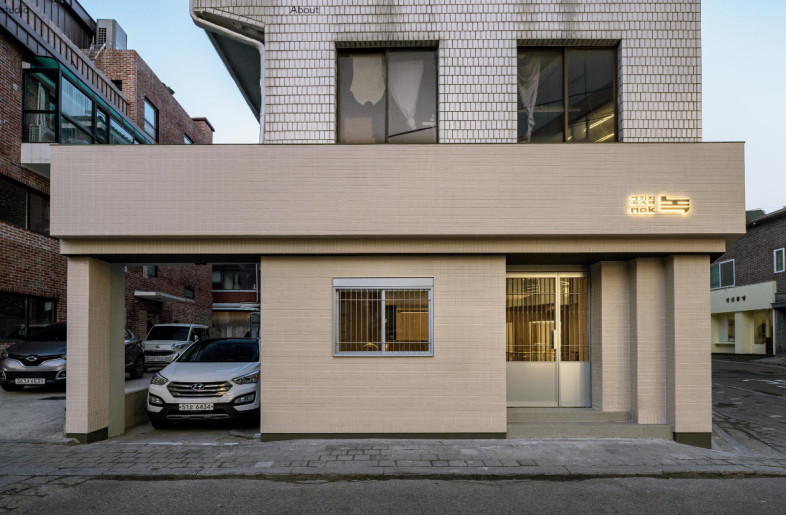 The exterior is a modern reinterpretation of the look of past houses to blend in naturally with the neighborhood. - orosy studio