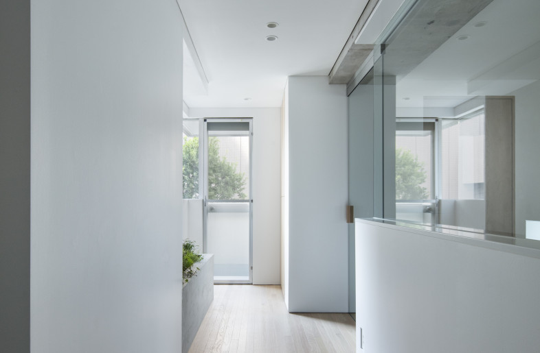 Connecting the south-facing service balcony with the entrance hall and creating a small garden inside the room - Kenta Hasegawa