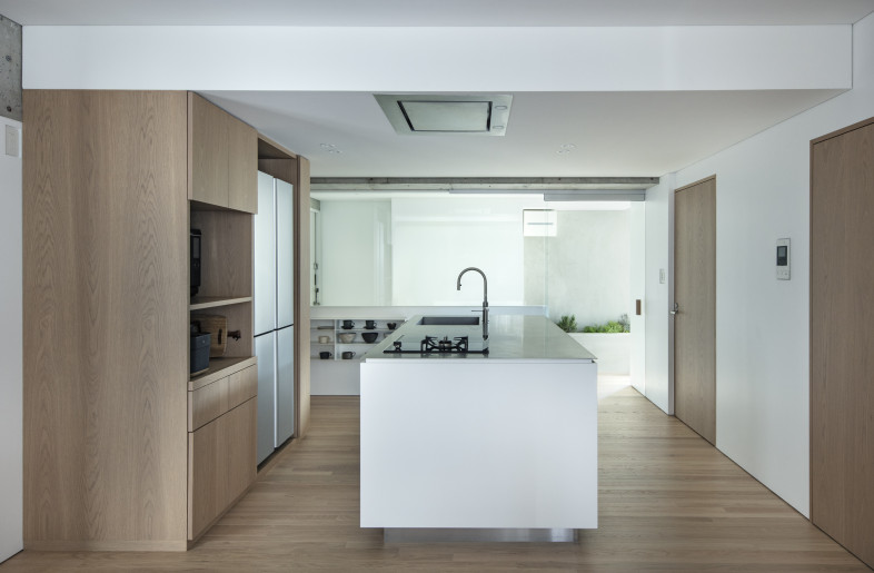 Sunlight from the south illuminates the entire room through the glass wall that divides the entrance hall. - Kenta Hasegawa