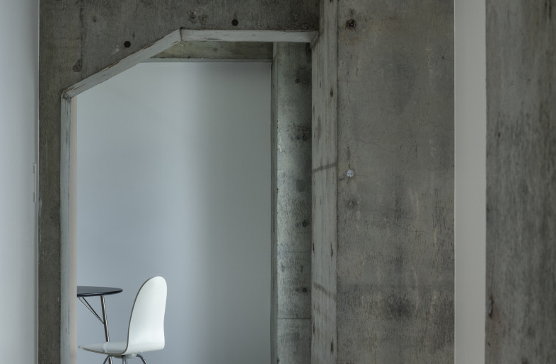 Corridor revealing the building frame - Kenta Hasegawa
