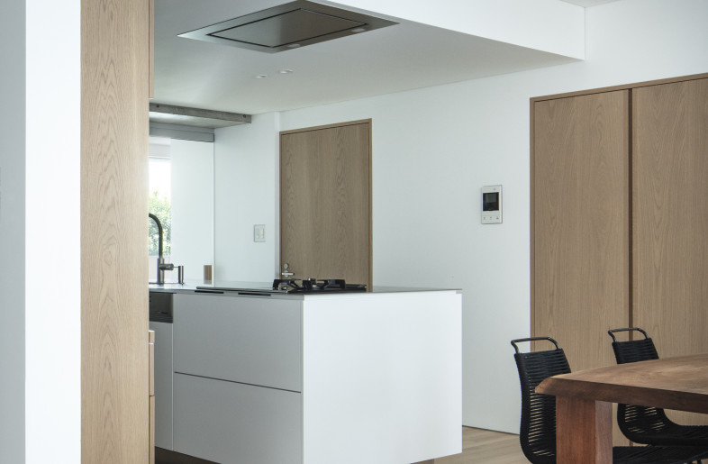 The storage furniture was designed as custom-made fixtures to make the space appear larger and more integrated. - Kenta Hasegawa