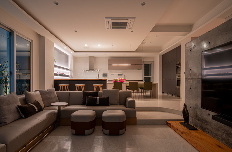 Sunken down sofa area enhances the visual openness. - Dirk Heindoerfer Photography