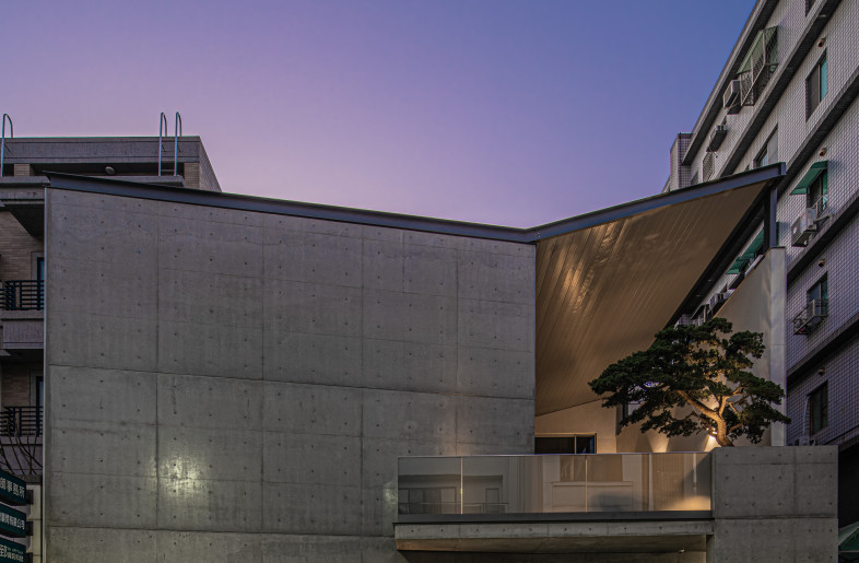 A house in which privacy and spatial transparency coexist. - Dirk Heindoerfer Photography