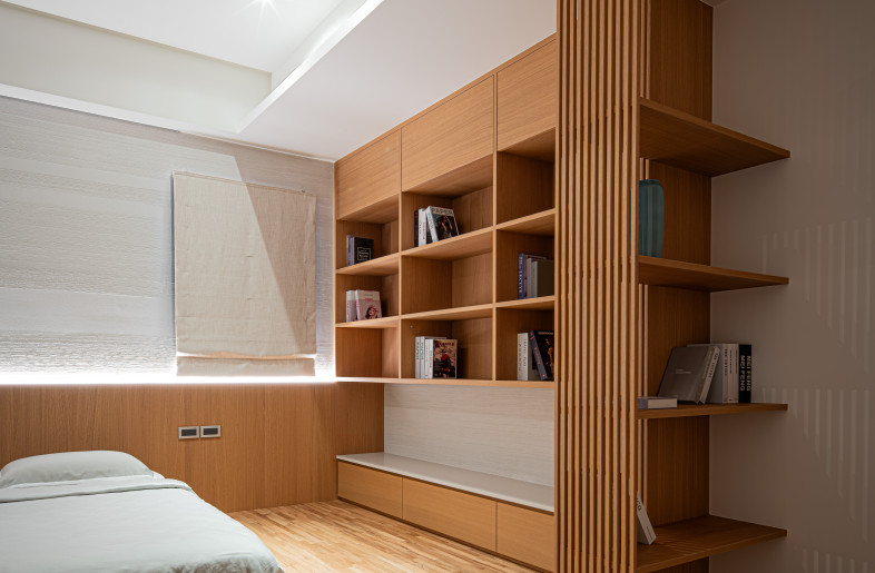 The focus on visual openness extends to every corner. The intricate use of light can be seen even in the bedroom. - Dirk Heindoerfer Photography